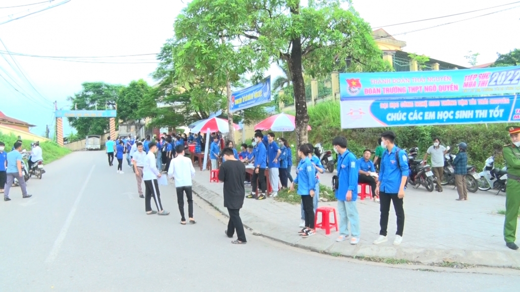 [Photo] Các thí sinh phấn khởi hoàn thành ngày thi đầu tiên Kỳ thi tốt nghiệp THPT năm 2022