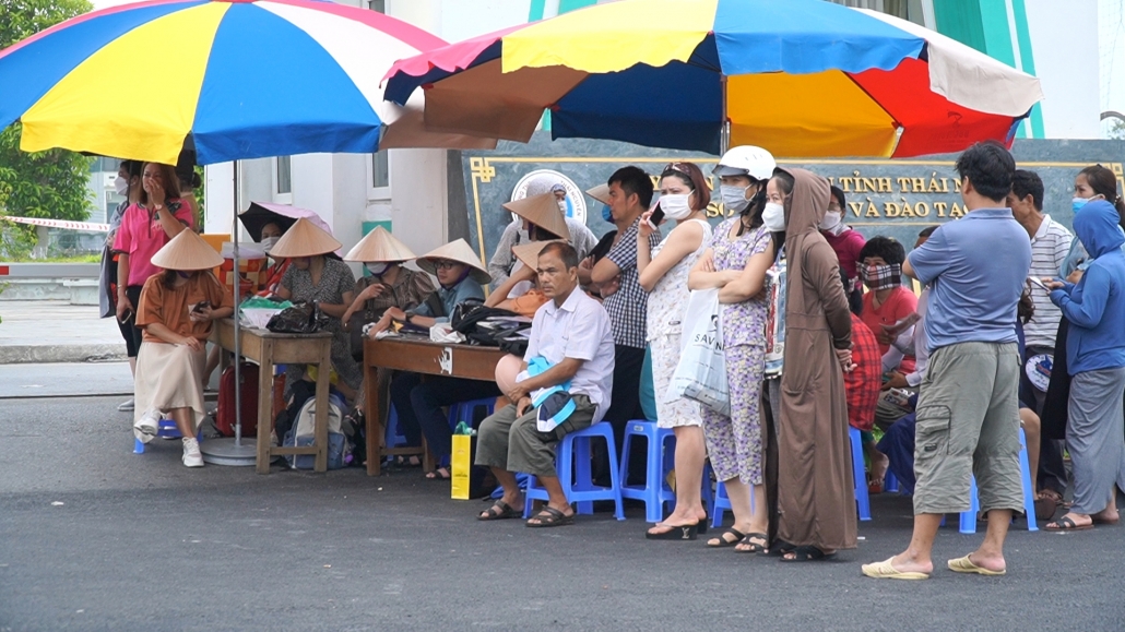 [Photo] Các thí sinh phấn khởi hoàn thành ngày thi đầu tiên Kỳ thi tốt nghiệp THPT năm 2022