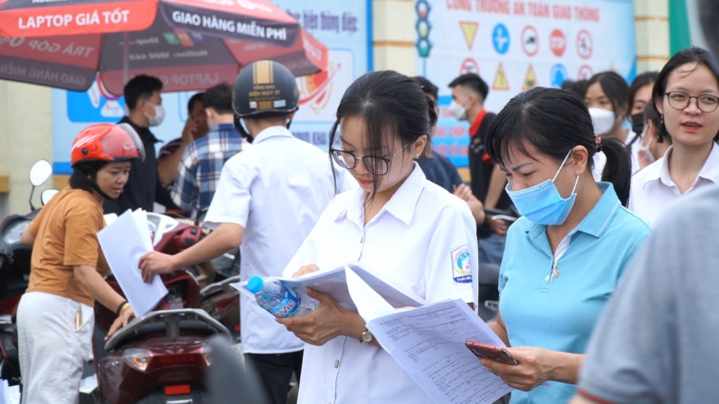 [Photo] Các thí sinh phấn khởi hoàn thành ngày thi đầu tiên Kỳ thi tốt nghiệp THPT năm 2022