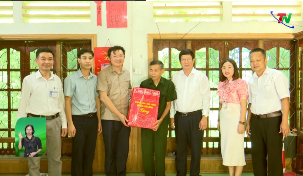 Tặng quà gia đình chính sách, người có công nhân ngày Thương binh - Liệt sỹ Tặng quà gia đình chính sách, người có công nhân ngày Thương binh - Liệt sỹ