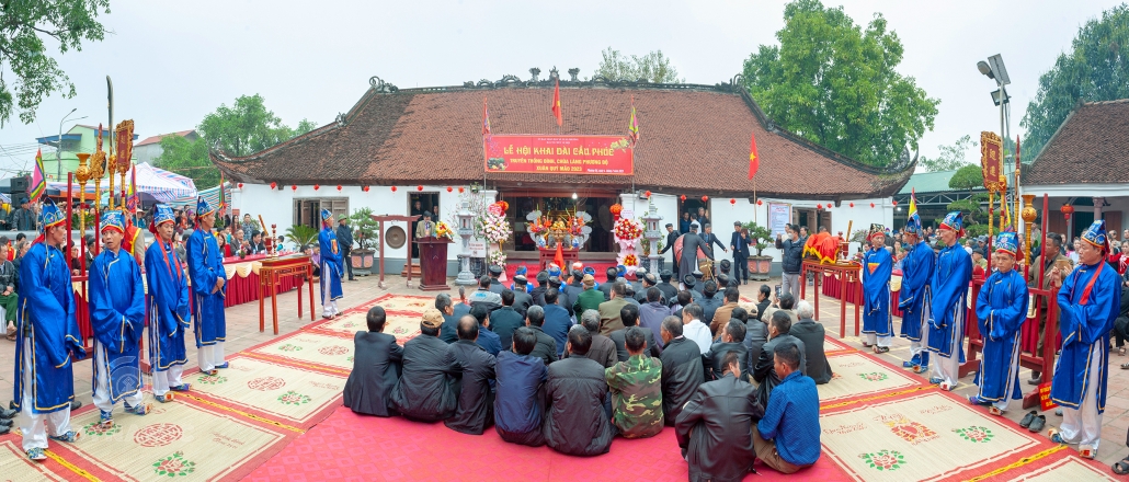 Opening the altar to pray for blessings - cultural beauty in Xuan Phuong, Phu Binh