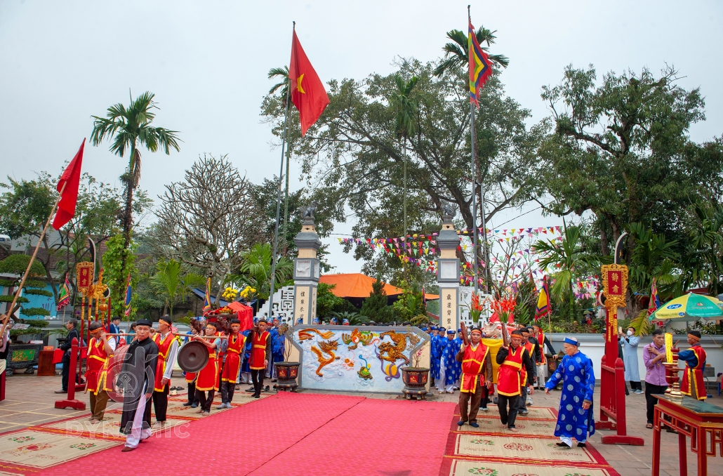 Opening the altar to pray for blessings - cultural beauty in Xuan Phuong, Phu Binh