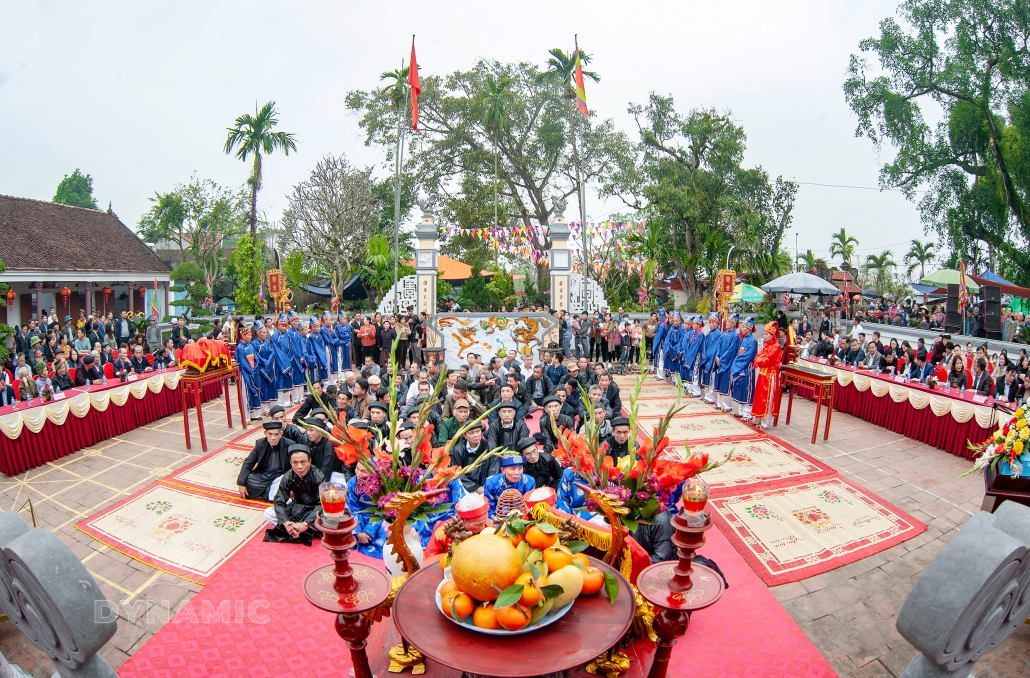 Opening the altar to pray for blessings - cultural beauty in Xuan Phuong, Phu Binh