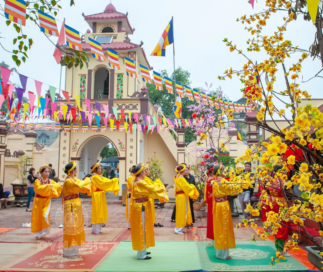 Opening the altar to pray for blessings - cultural beauty in Xuan Phuong, Phu Binh