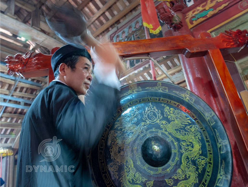 Opening the altar to pray for blessings - cultural beauty in Xuan Phuong, Phu Binh