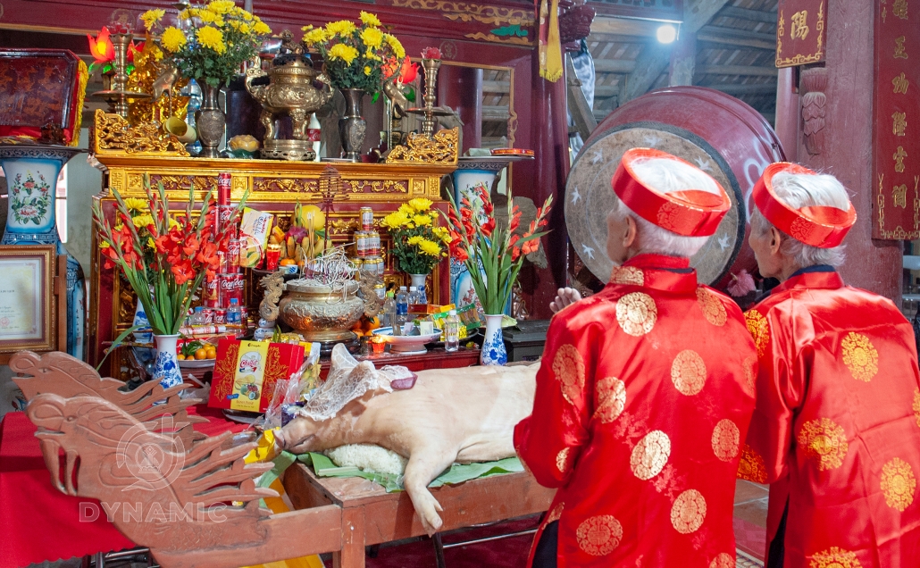 Opening the altar to pray for blessings - cultural beauty in Xuan Phuong, Phu Binh