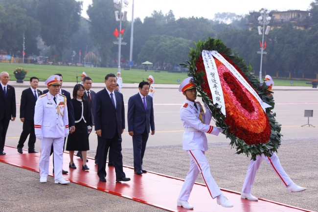 Tổng Bí thư, Chủ tịch nước Trung Quốc Tập Cận Bình vào Lăng viếng Chủ tịch Hồ Chí Minh