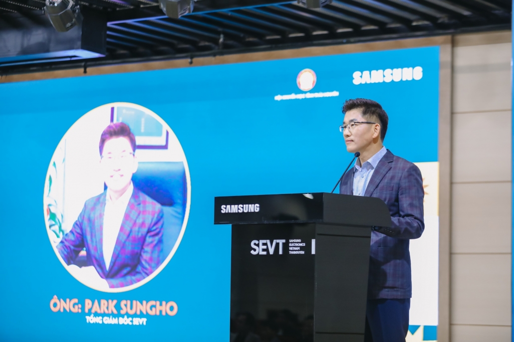 [Photo] 200 học sinh nghèo vượt khó được nhận học bổng “Chắp cánh ước mơ Samsung 2023”