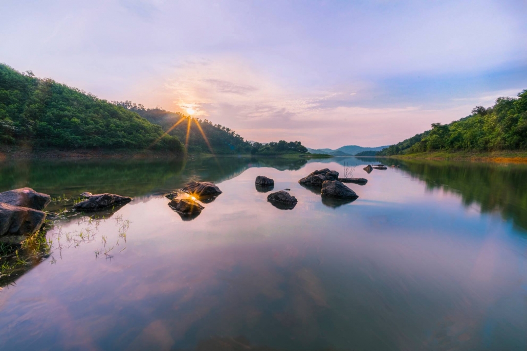 SUNRISE AT NUI COC LAKE