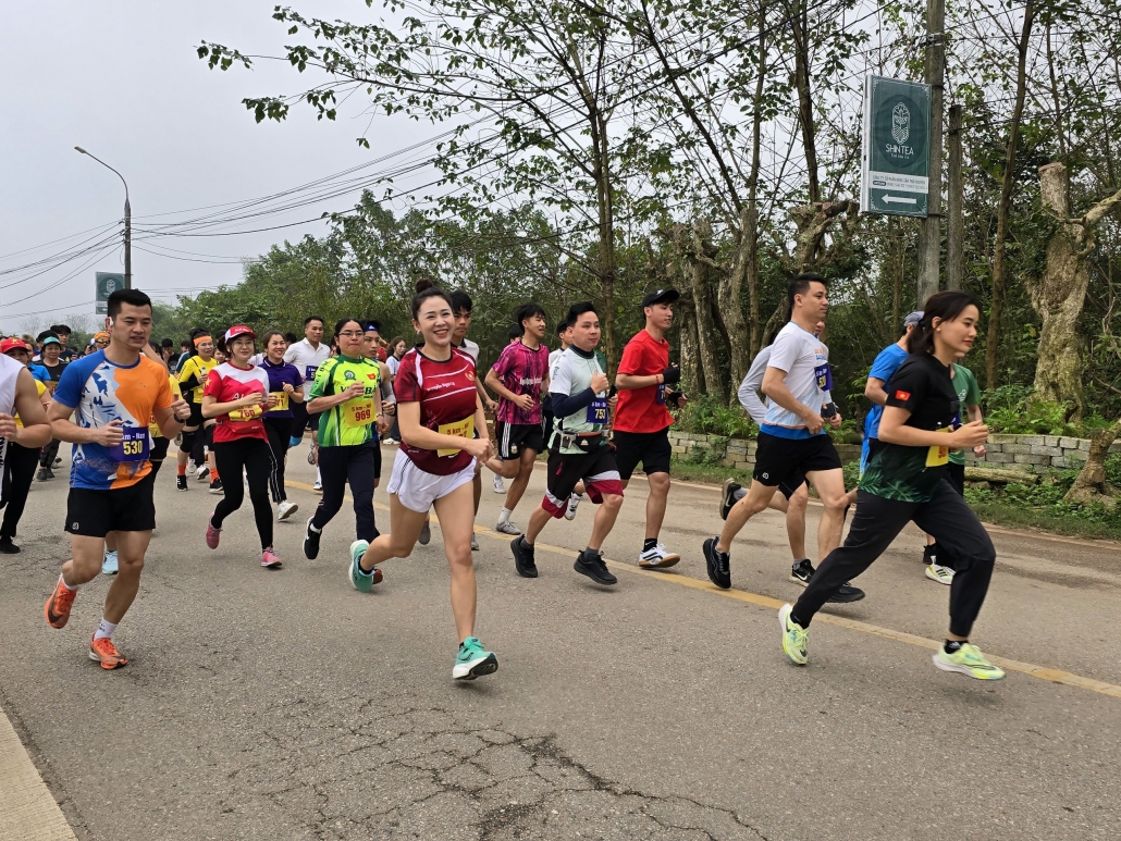 [Photo] 1.200 vận động viên tham gia Giải Chạy phong trào Hương sắc trà xuân - vùng chè đặc sản Tân Cương