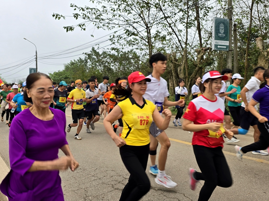 [Photo] 1.200 vận động viên tham gia Giải Chạy phong trào Hương sắc trà xuân - vùng chè đặc sản Tân Cương