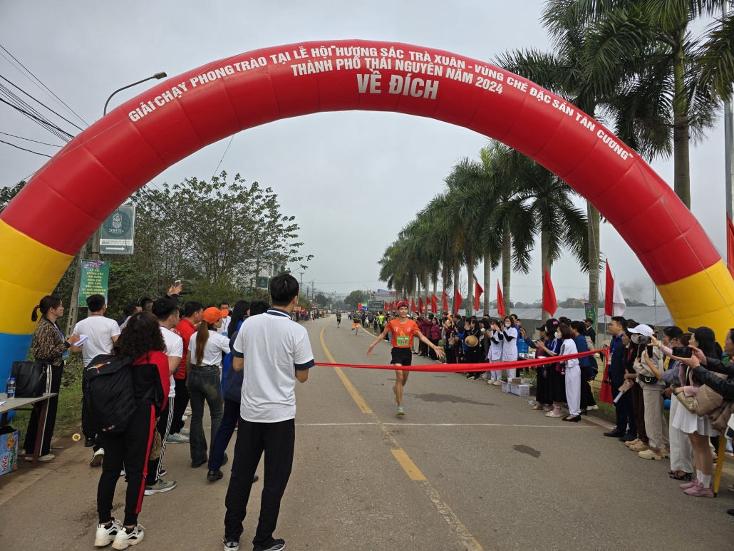 [Photo] 1.200 vận động viên tham gia Giải Chạy phong trào Hương sắc trà xuân - vùng chè đặc sản Tân Cương