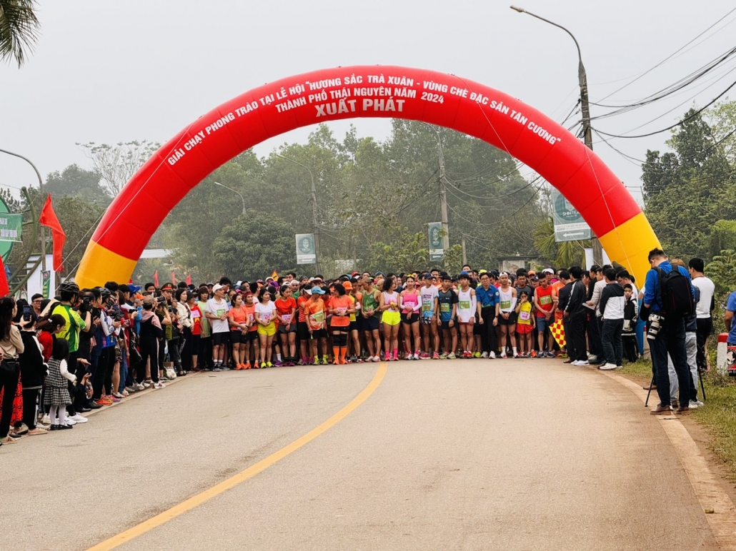 [Photo] 1.200 vận động viên tham gia Giải Chạy phong trào Hương sắc trà xuân - vùng chè đặc sản Tân Cương