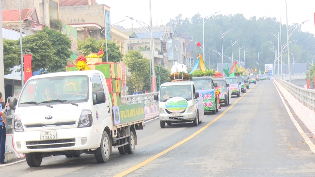 [Photo] Độc đáo Hội thi Rước cây chè đẹp