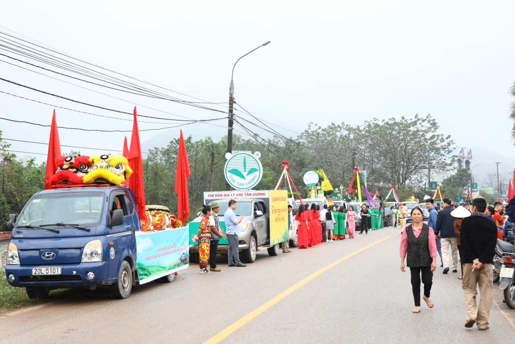 [Photo] Độc đáo Hội thi Rước cây chè đẹp