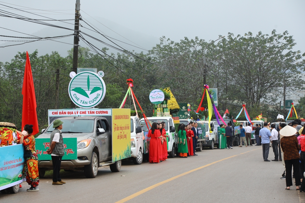 [Photo] Độc đáo Hội thi Rước cây chè đẹp