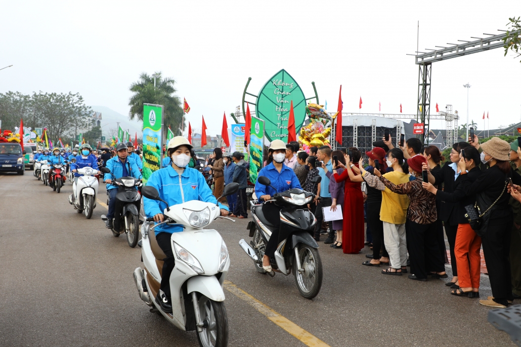 [Photo] Độc đáo Hội thi Rước cây chè đẹp