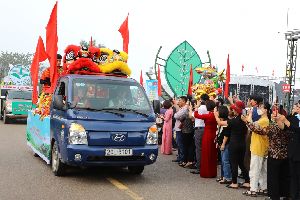 [Photo] Độc đáo Hội thi Rước cây chè đẹp