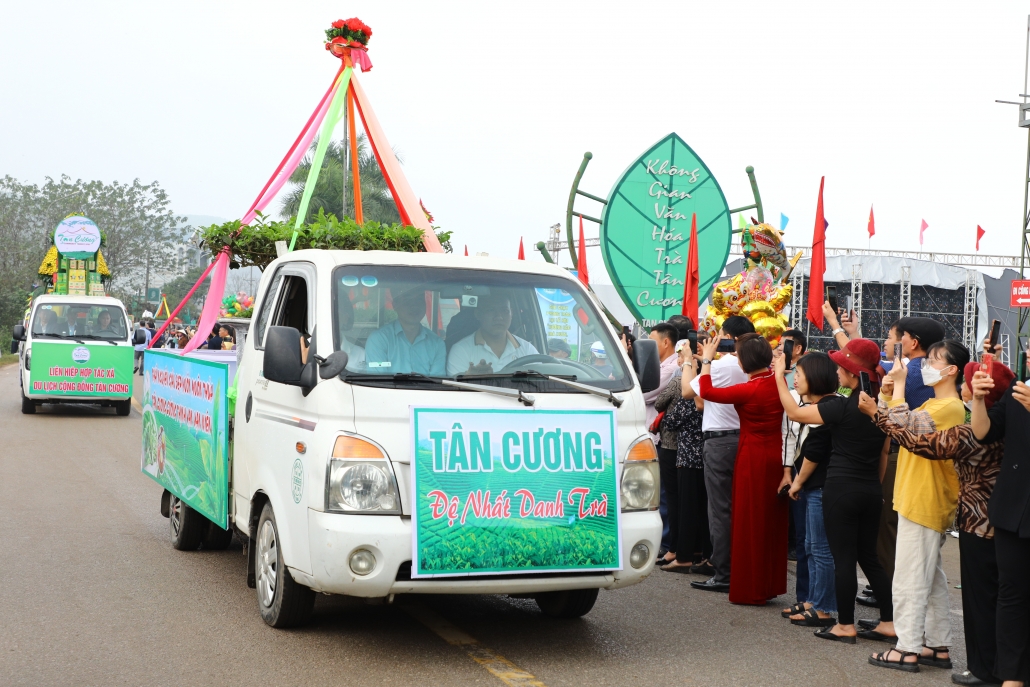 [Photo] Độc đáo Hội thi Rước cây chè đẹp