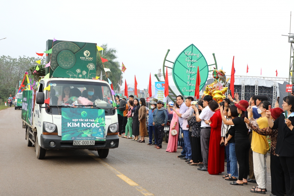 [Photo] Độc đáo Hội thi Rước cây chè đẹp