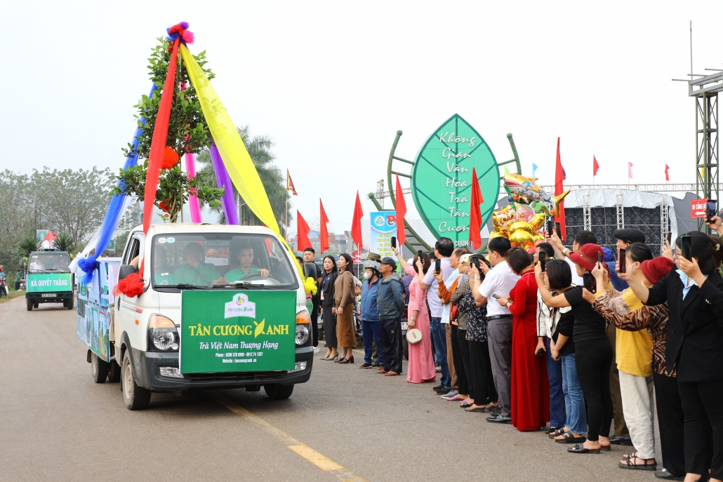 [Photo] Độc đáo Hội thi Rước cây chè đẹp