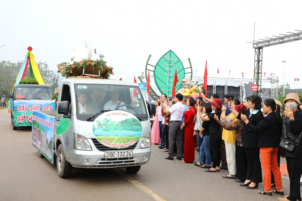 [Photo] Độc đáo Hội thi Rước cây chè đẹp