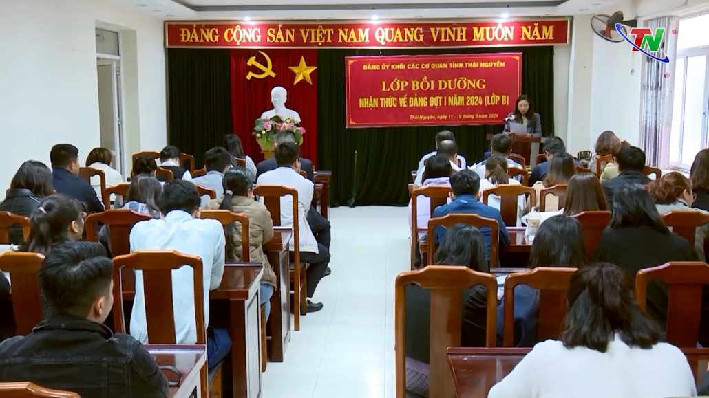 Bế giảng lớp bồi dưỡng nhận thức về Đảng đợt 1