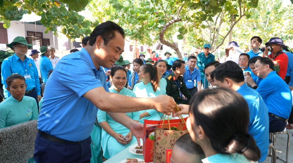 [Photo] Hải trình thăm, động viên quân dân huyện đảo Trường Sa và Nhà giàn I/11