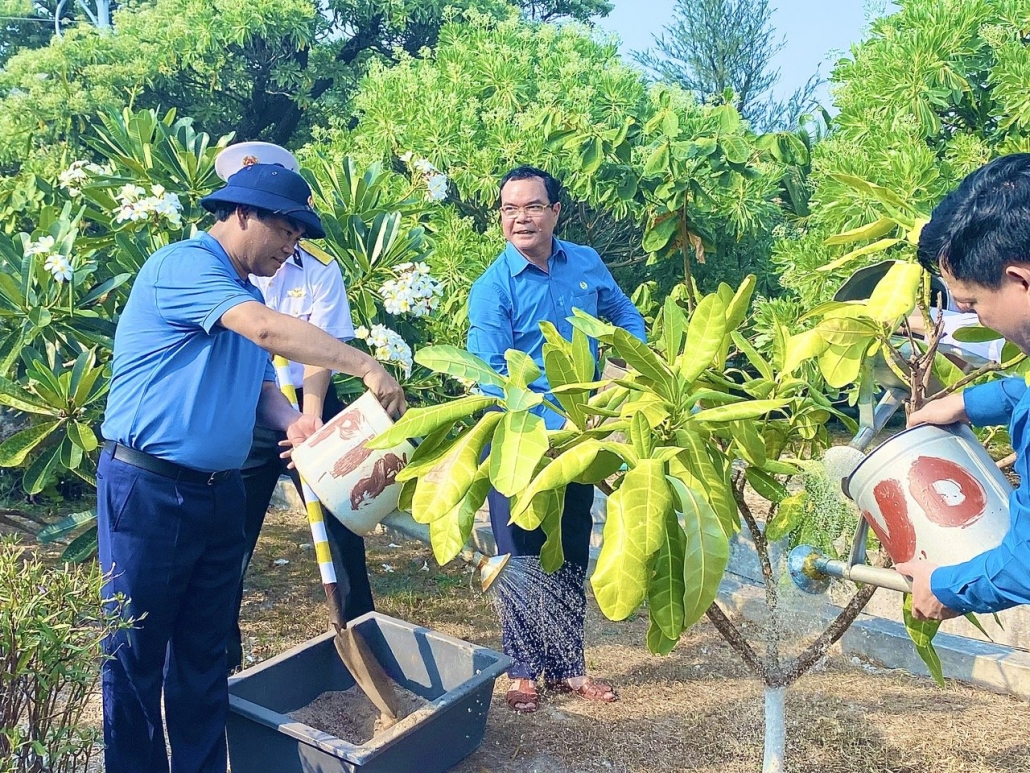 [Photo] Hải trình thăm, động viên quân dân huyện đảo Trường Sa và Nhà giàn I/11