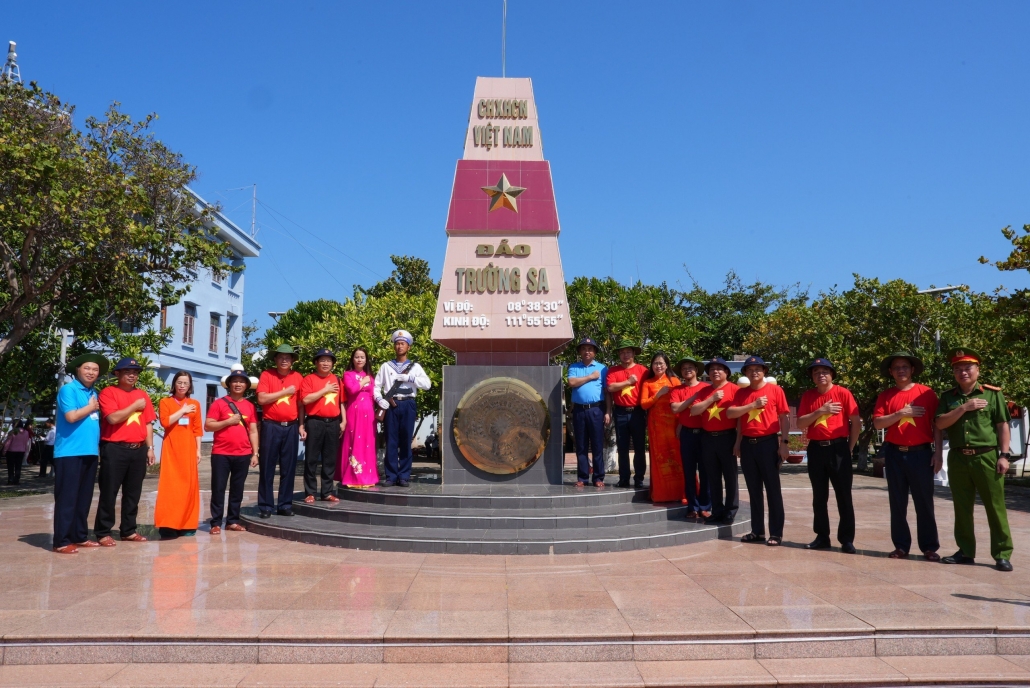 [Photo] Hải trình thăm, động viên quân dân huyện đảo Trường Sa và Nhà giàn I/11