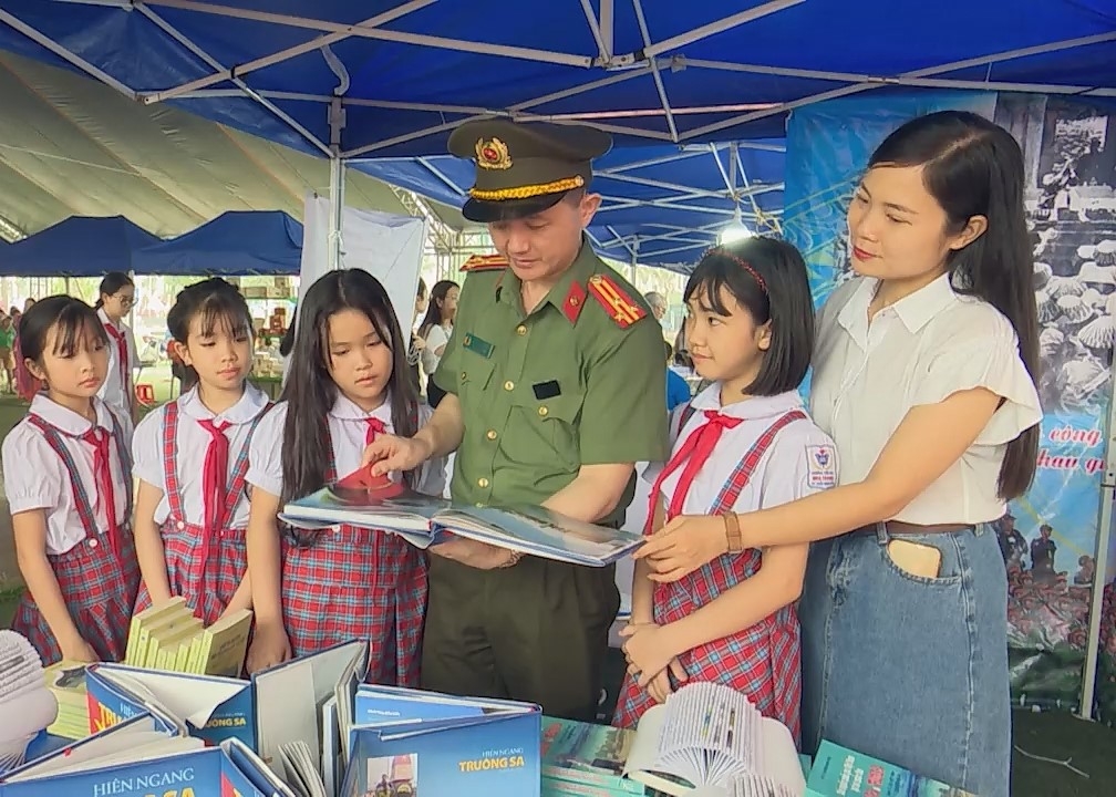 [Photo] TP Thái Nguyên: Gần 1000 người tham dự Ngày Sách và văn hóa đọc