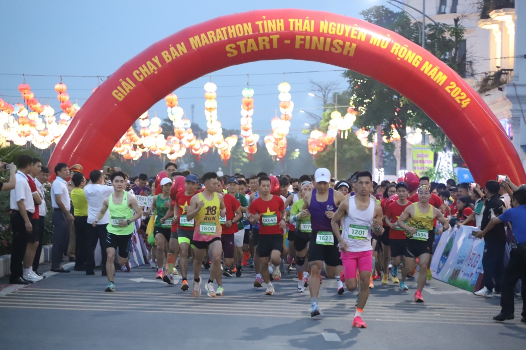 [Photo] Gần 1.800 người tham gia Giải Chạy bán Marathon tỉnh Thái Nguyên mở rộng năm 2024