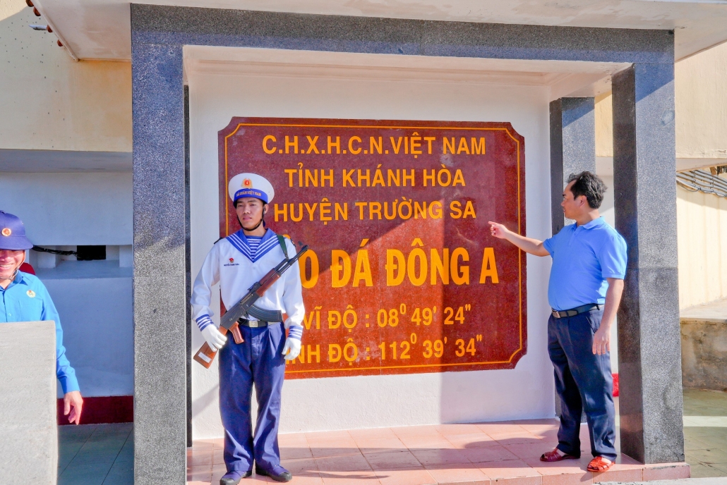 [Photo] Đảo “chìm” lá chắn thép ở Trường Sa