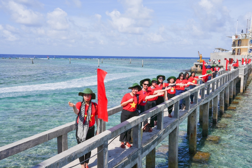 [Photo] Đảo “chìm” lá chắn thép ở Trường Sa