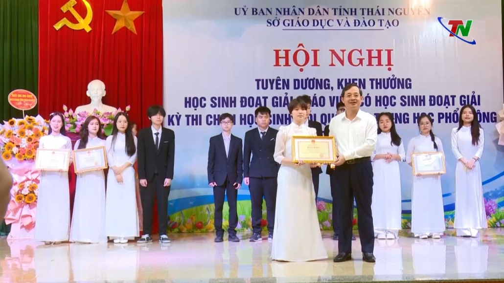 70 học sinh được tuyên dương, khen thưởng tại Kỳ thi chọn học sinh giỏi quốc gia 70 học sinh được tuyên dương, khen thưởng tại Kỳ thi chọn học sinh giỏi quốc gia