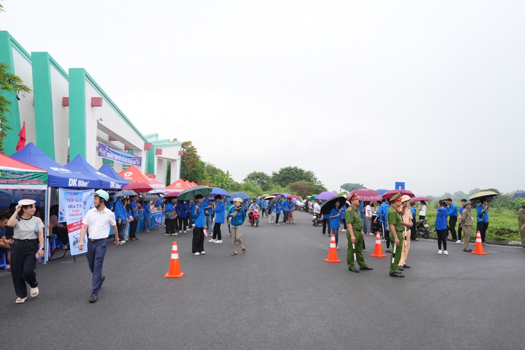 [Photo] Gần 17.500 thí sinh tham dự Kỳ thi tuyển sinh vào lớp 10