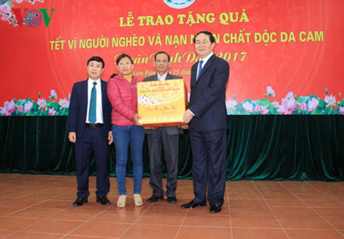 chu tich nuoc tran dai quang tham tang qua cho nguoi ngheo o nghe an