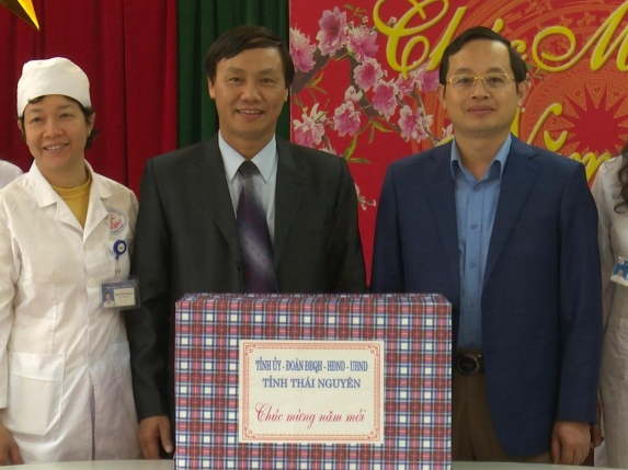 Thăm, tặng quà nhân dịp Tết Nguyên đán Đinh Dậu 2017