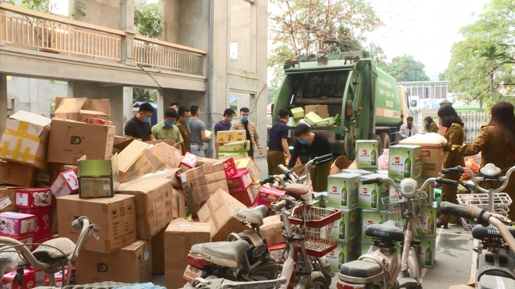 Tiêu hủy số lượng lớn hàng hóa là tang vật bị tịch thu do vi phạm hành chính Tiêu hủy số lượng lớn hàng hóa là tang vật bị tịch thu do vi phạm hành chính