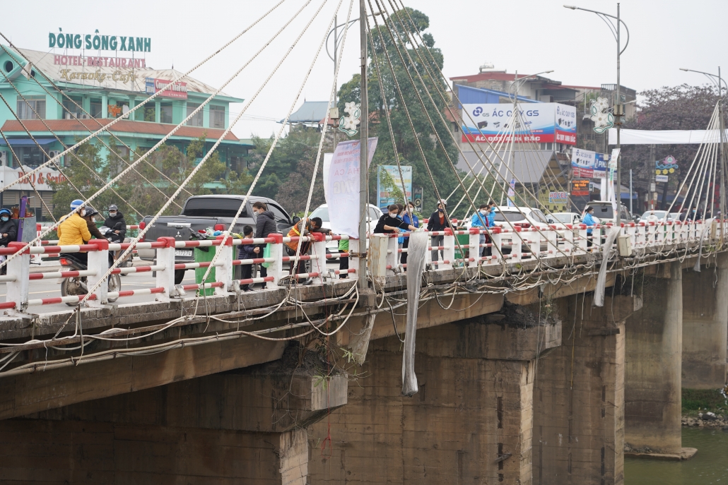 [Photo] Đoàn viên, thanh niên hỗ trợ người dân thả cá tiễn ông Công, ông Táo về Trời