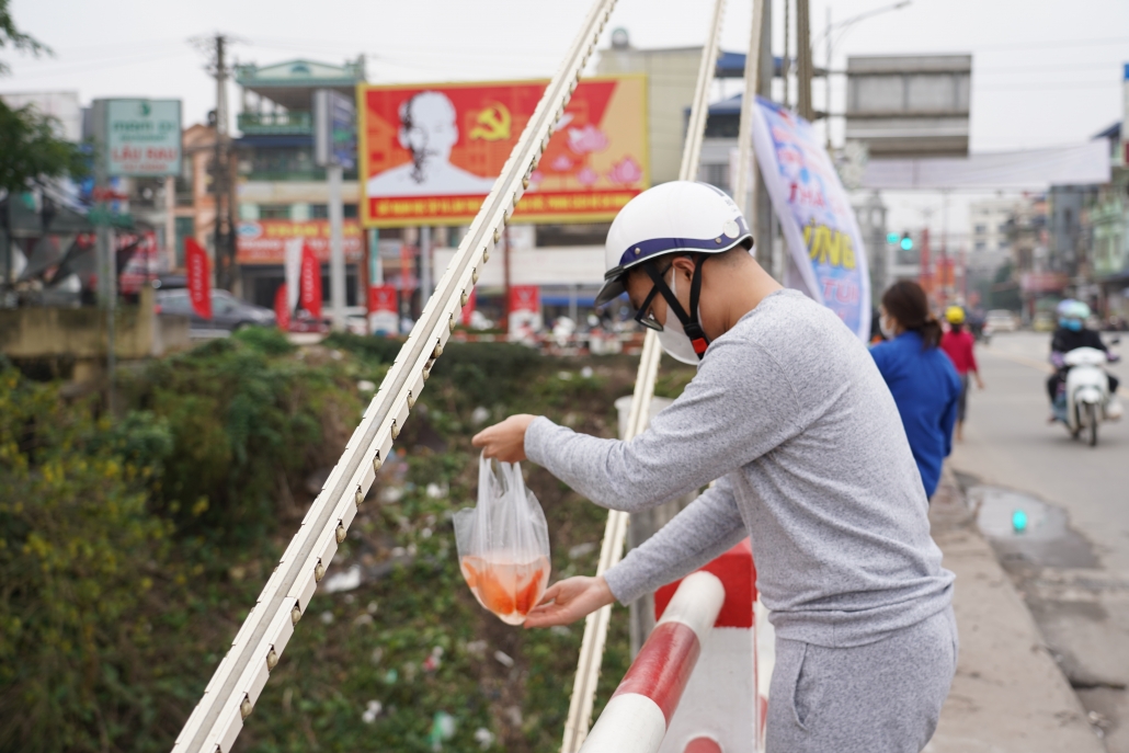 [Photo] Người dân đã ý thức hơn khi thả cá tiễn ông Công, ông Táo về Trời