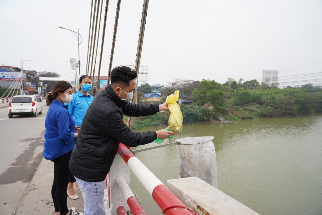 [Photo] Người dân đã ý thức hơn khi thả cá tiễn ông Công, ông Táo về Trời