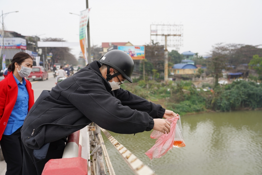 [Photo] Người dân đã ý thức hơn khi thả cá tiễn ông Công, ông Táo về Trời