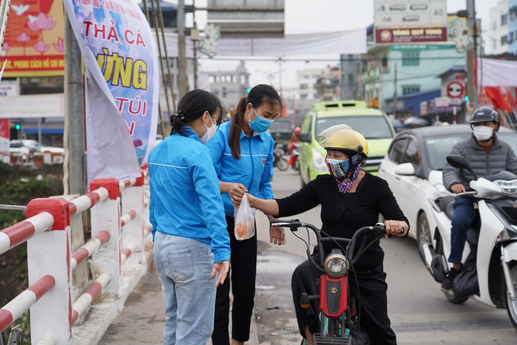 [Photo] Người dân đã ý thức hơn khi thả cá tiễn ông Công, ông Táo về Trời