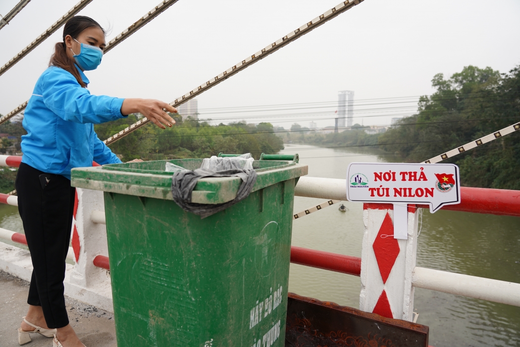 [Photo] Người dân đã ý thức hơn khi thả cá tiễn ông Công, ông Táo về Trời