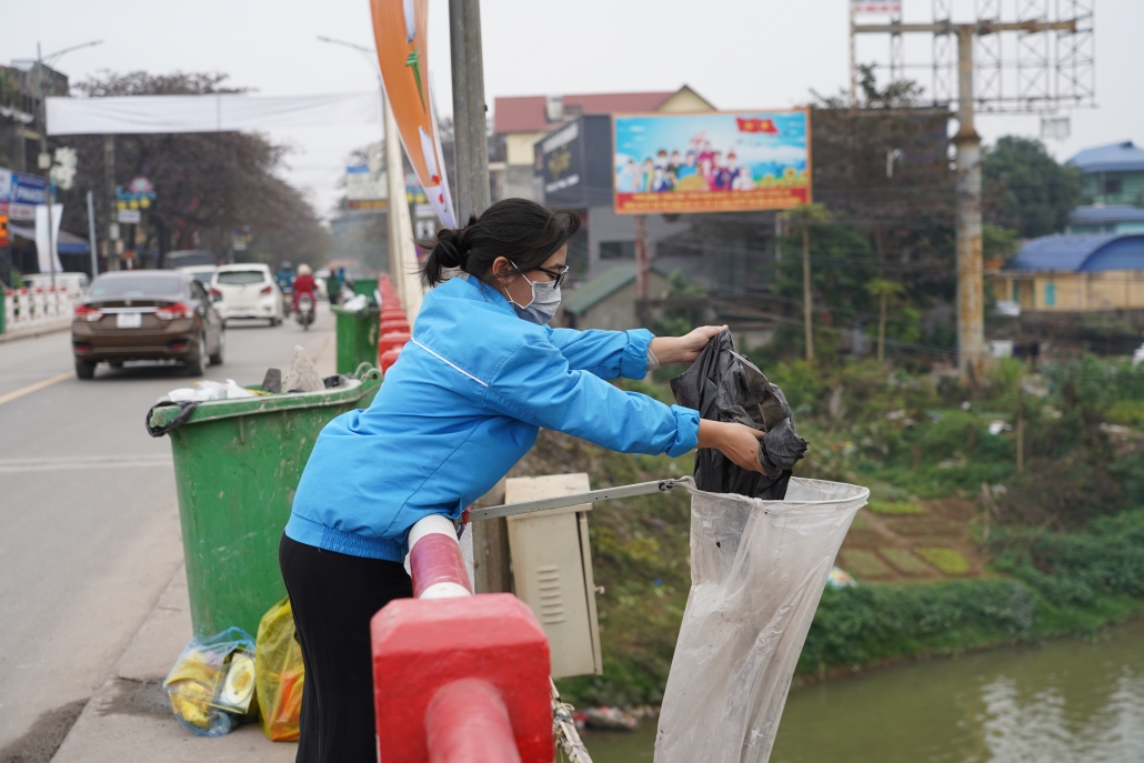 [Photo] Người dân đã ý thức hơn khi thả cá tiễn ông Công, ông Táo về Trời