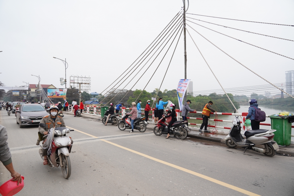 [Photo] Người dân đã ý thức hơn khi thả cá tiễn ông Công, ông Táo về Trời