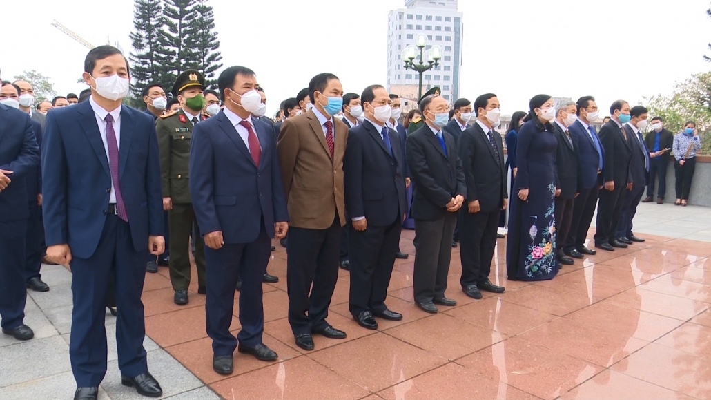 Dâng hương, đặt vòng hoa tưởng nhớ các anh hùng liệt sĩ