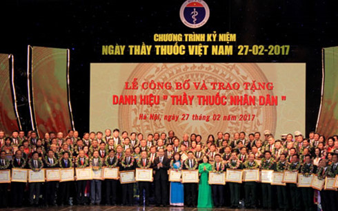 chu tich nuoc trao danh hieu thay thuoc nhan dan cho 134 ca nhan