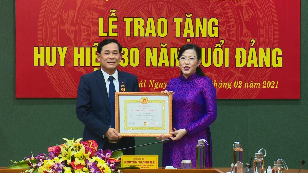 Trao tặng Huy hiệu Đảng